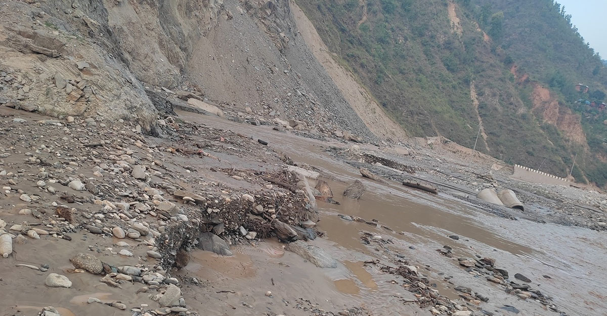 आठ घण्टादेखि बीपी राजमार्ग अवरुद्ध
